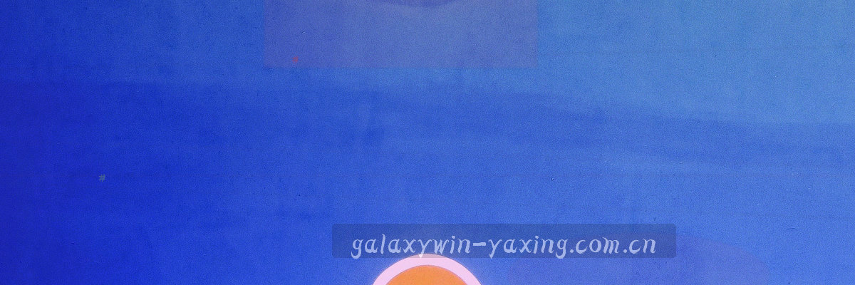 深绿底色上的半透明球场网格与锁形抽象几何图形，低多边形风格